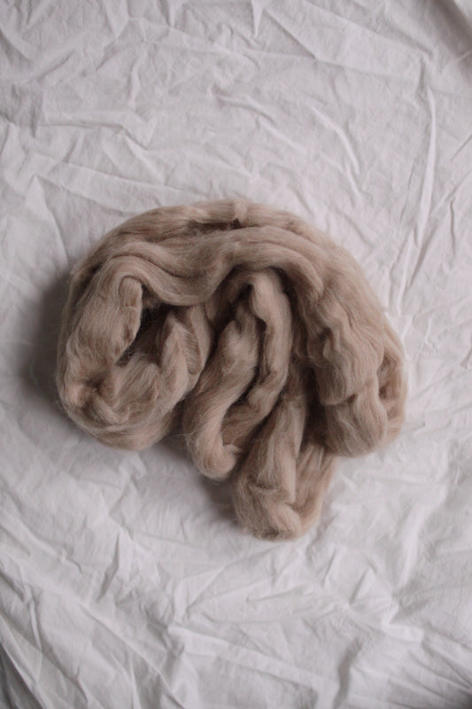 Alpaca - undyed fawn combed top