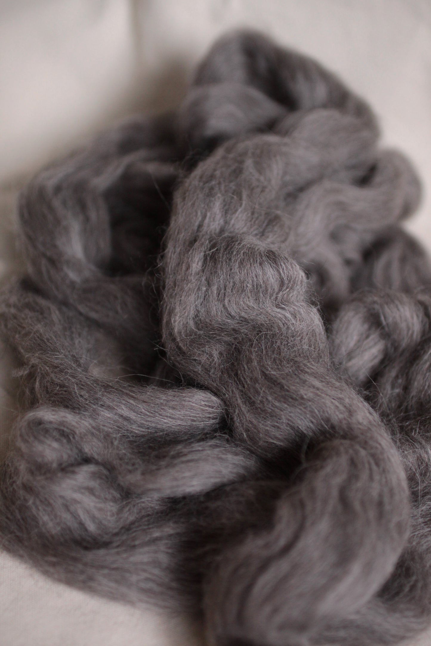 Icelandic roving/top wool - undyed grey spinning fibre 100 gm - bare (dark grey)