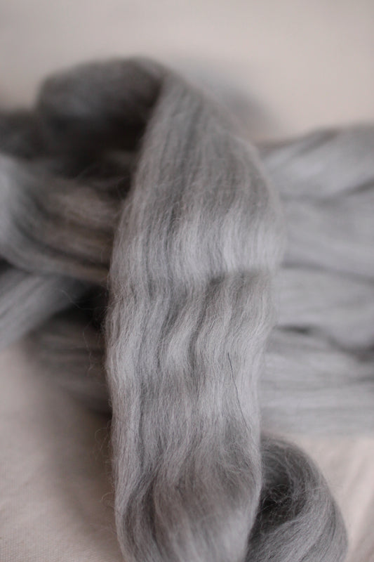 Corriedale roving/top - undyed grey spinning fibre 100 gm - bare (grey)